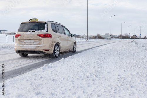Taxi auf einer Straße mit Schnee im Winter