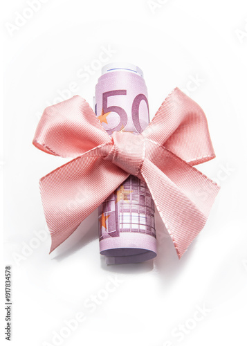 Euro Banknoten in pinkfarbenem Geschenkband