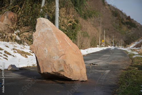 岩の崩落で通行止めとなった車道