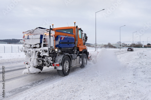 Schneepflug räumt eine Straße mit Schnee im Winter 2