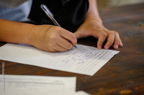 Foto Close-up of hands filling out an official form