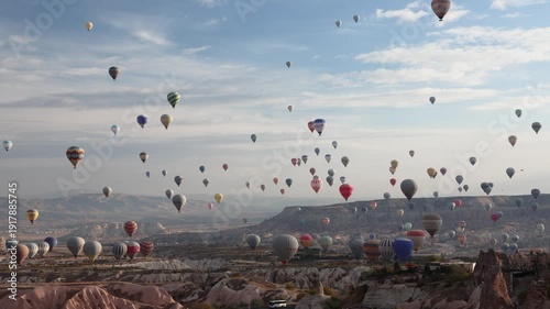 Hunderte Heißluftballons über der Landschaft von Kappadokien
