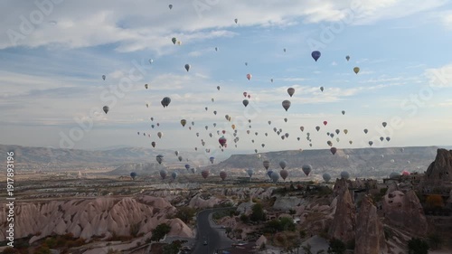 Heißluftballons über Uchisar in Kappadokien
