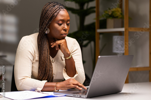 Canvas-taulu African startup business owner working from her home office