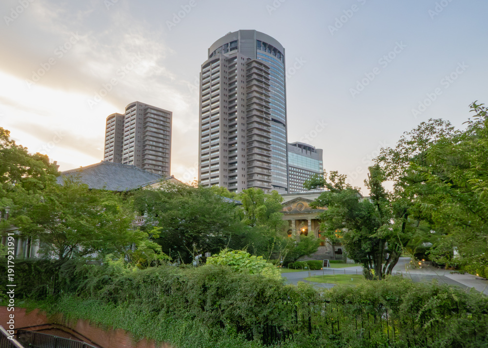 Fototapeta premium 歴史的建造物とモダンな高層ビルのコントラスト