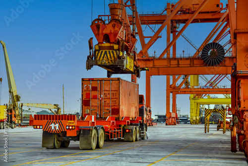 Foto Port logistics and container terminal operations