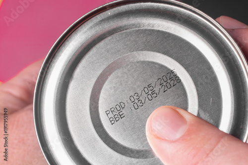 Fotografie A close-up of the expiration date and production date on a metal can
