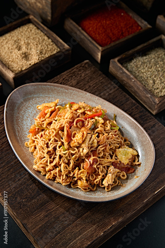 Delicious late-night snack: stir-fried instant noodles