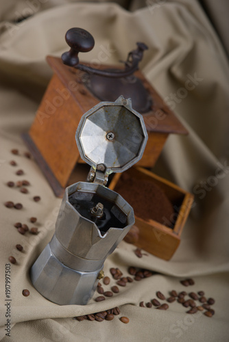 Konstfotografi Illustration avec une cafetière italienne et un moulin à café ancien en bois et