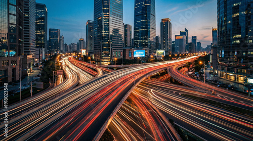 都市のスカイラインと夜の高速道路の光跡