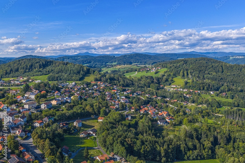 Obraz premium Der Bayerische Wald rund um die Marktgemeinde Perlesreut aus der Vogelperspektive