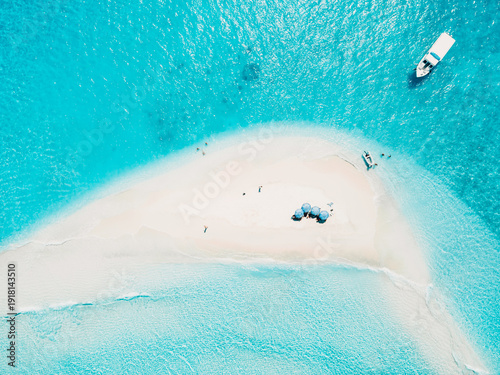 Foto Drone view of seascape atoll sandbank island in Maldives