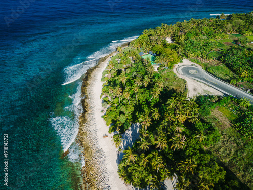 Foto Maldives island ocean tropical beach with palms. Aerial view