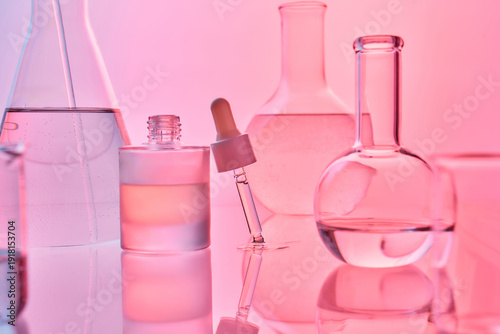 Foto Skincare cosmetic serum science research in laboratory