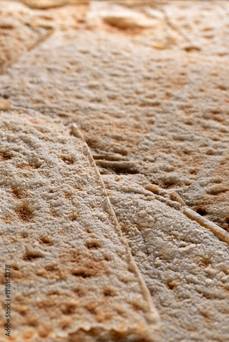 Foto primo piano di una pila di pane carsau tipico pane sardo