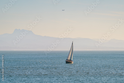 Foto A sailboat on the Atlantic Ocean
