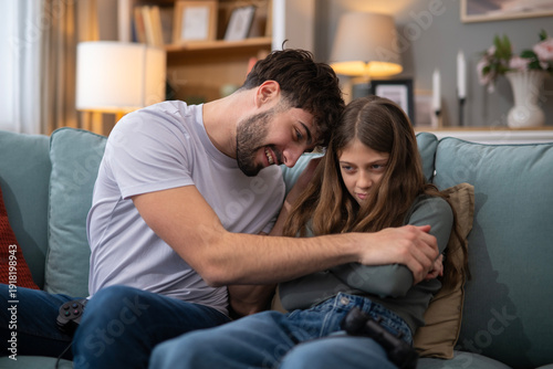 Bilde på lerret Father trying to reconcile with resentful daughter on sofa