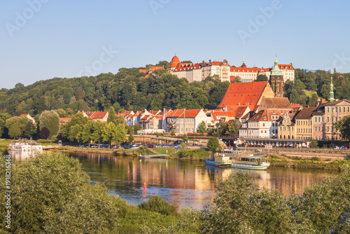 Blick über die Elbe auf die Altstadt von Pirna hinauf auf den Sonnenstein