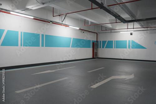 Bild auf Leinwand Empty underground parking space with blue and white geometric wall patterns and