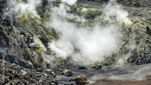 Foto A volcano crater with an acid lake (explosion lake) and steaming fumaroles and hot springs