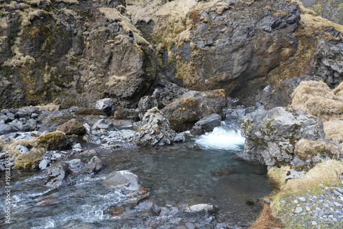 Billede på lærred Die wunderschöne Umgebung vom Irafoss Wasserfall im Süden von Island