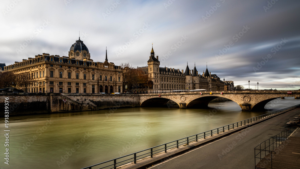 Fototapeta premium Un paysage parisien d’une beauté saisissante, où la lumière caresse l’architecture et révèle toute la magie de la ville.