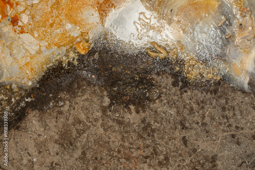 Foto A close-up of greasy wastewater sludge - thick, oily, and murky - with floating debris, reflecting dull light in a sewage treatment setting
