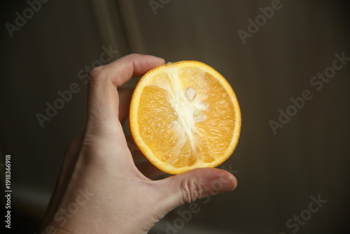 Foto hand holding orange