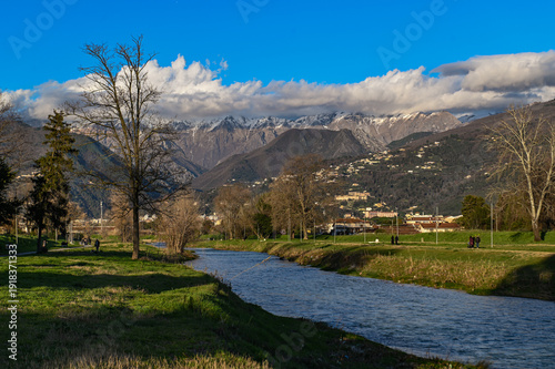 viale lungo fiume 