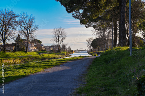 viale lungo fiume 