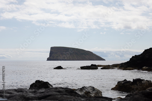 Ilhéu das Cabras visto da Gruta das Agulhas, Ilha Terceira, Açores, Portugal