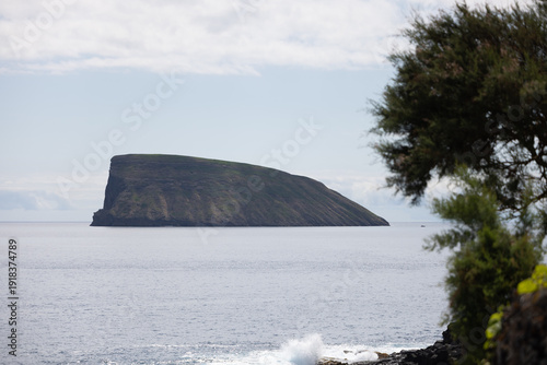 Ilhéu das Cabras visto da Gruta das Agulhas na Ilha Terceira, Açores, Portugal