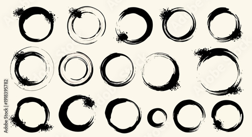 Kolekcja ręcznie rysowanych czarnych tuszowych kół i pociągnięć pędzla w stylu japońskiego enso, idealna do minimalistycznych projektów graficznych.