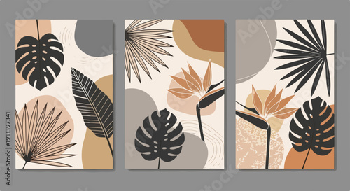 モンステラやヤシの葉、ストレリチアなどの抽象的な熱帯植物が描かれた、モダンでニュートラルカラーの壁装飾アートプリントのセット。