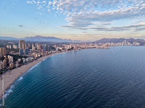 Fotografie coastline sea panorama, vast coastal waters and city edge form picturesque curve