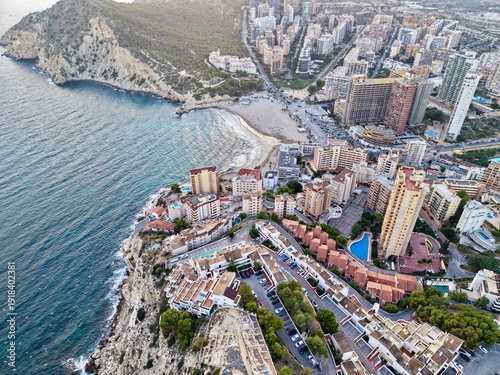Foto scenic coastal property glimpses, stunning aerial perspective of exclusive seasi