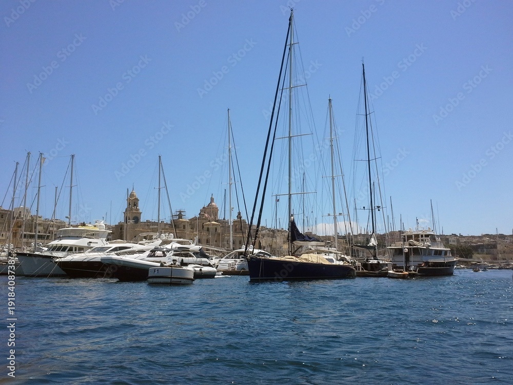 Fototapeta premium Yachthafen mit Segelbooten und historischer Altstadt in Valletta, Malta
