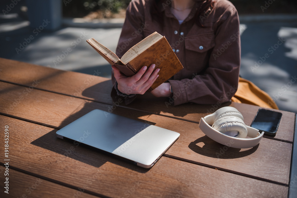 Obraz premium Person reading book outdoors enjoying a break