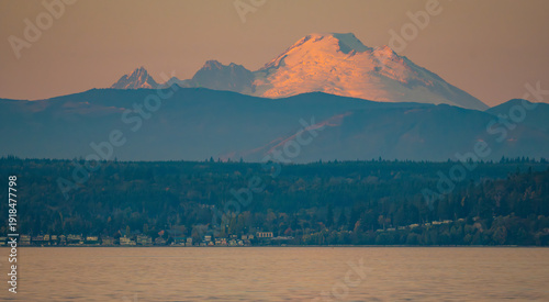 Cuadro en lienzo Tulalip Washington and Mount BakerFrom Puget Sound at Sunset