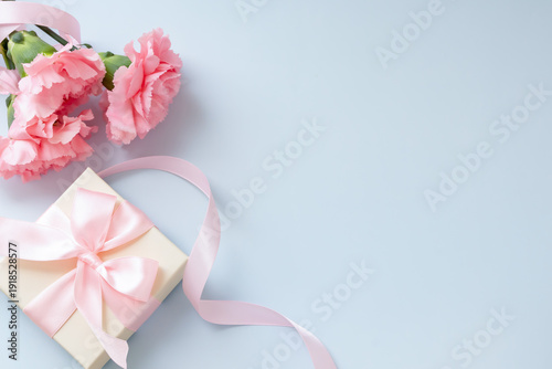 ピンクのカーネーションとピンクのリボンのプレゼントボックス　