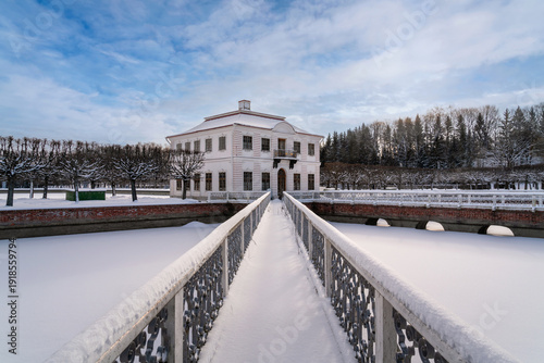 Obraz na plátne Marly Palace in the Lower Park of Peterhof on a sunny winter day, St