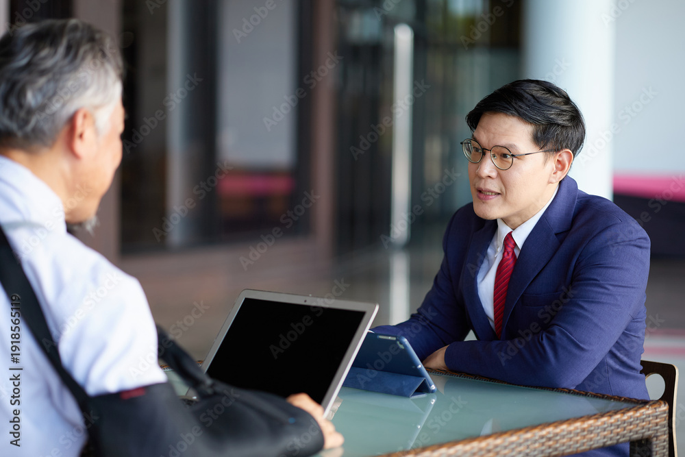 Obraz premium Businessman is having a conversation with a colleague in the office