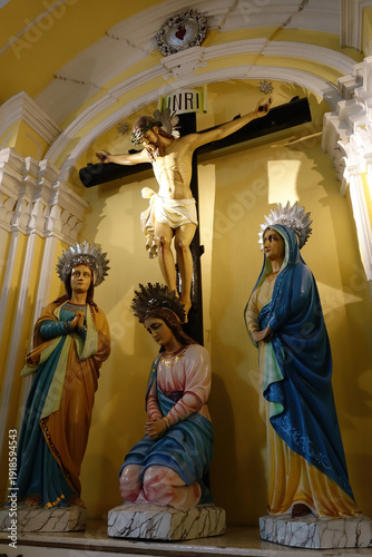 Canvas Print Christ crucified with mary and saints in church altar.