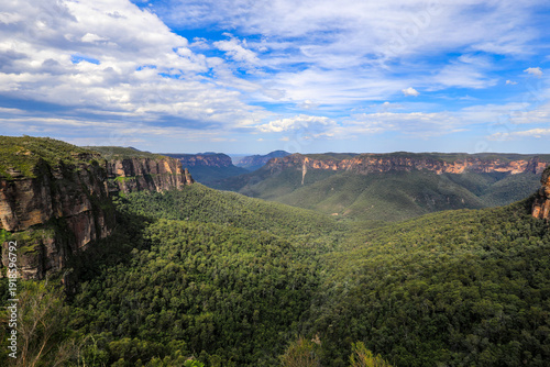 Photos cenic view from Govetts Leap Lookout in the Blue Mountains overlooking Grose Valley with dramatic sandstone cliffs and expansive wilderness