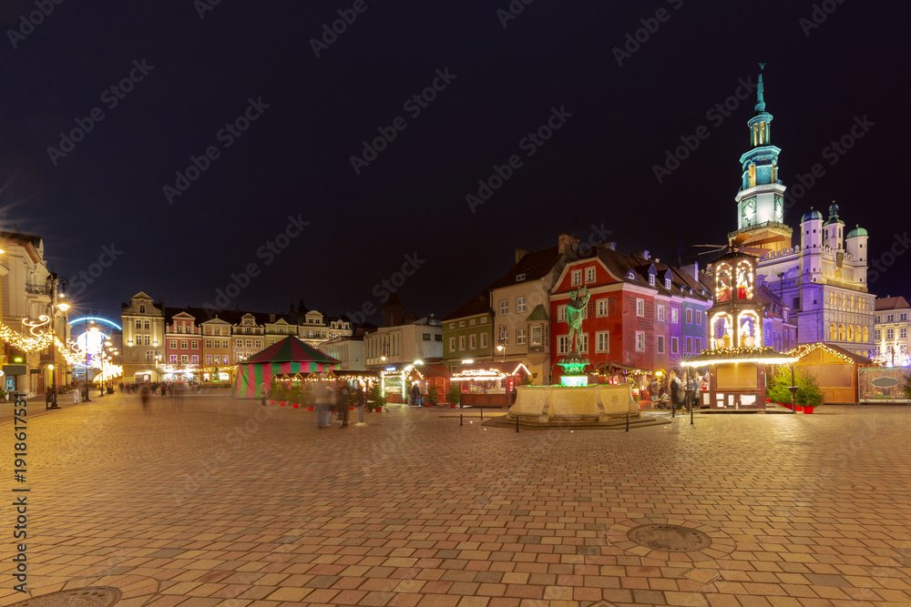 Obraz premium Christmas Market Old Town Square Poznan Poland Night