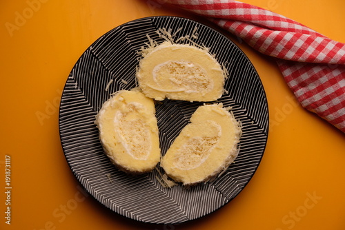 Foto A roll cake is a sponge cake baked in a shallow pan, filled with jam or buttercream and then rolled