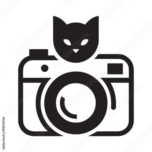 Black and white minimalist vector logo of a cat head combined with a camera icon, clean photography branding design isolated on white for photographers