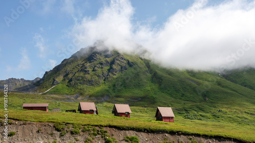 Fotografie Cabin lodges at Hatcher Pass valley near Palmer Alaska USA