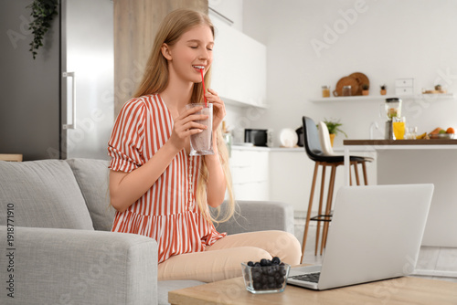 Young woman with healthy sm...