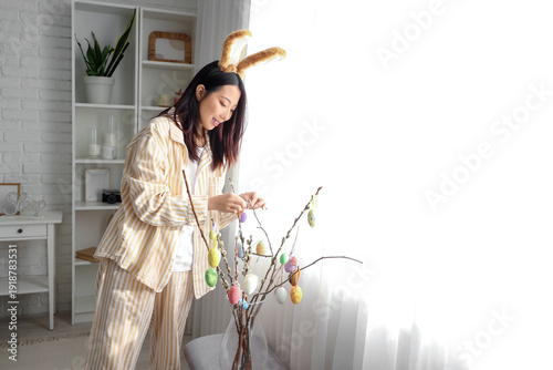 Young Asian woman decoratin...